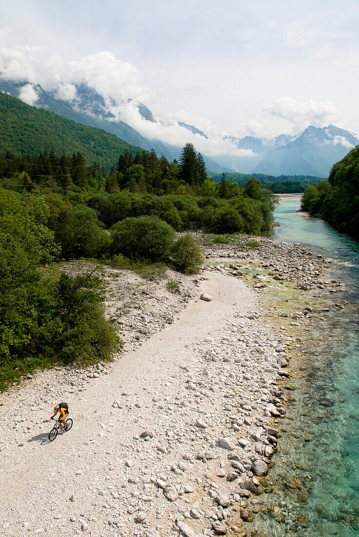 Mountainbiker fährt am Fluss Soca entlang, Nationalpark Triglav, Slowenien