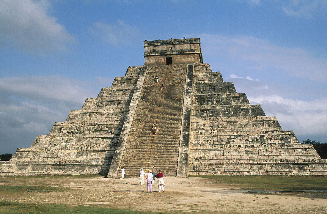  Amerika, Archäologie, Architektur, Außen, Chichen Itza, Erwachsene, Erwachsener, Farbe, Geschichte, Kukulcan, Kukulkan, Länder, Maya, Mayas, Mensch, Menschen, Mexiko, Nordamerika, Plätze der Welt, präkolumbianisch, Pyramide, Pyramiden, Reisen, Ruinen, St