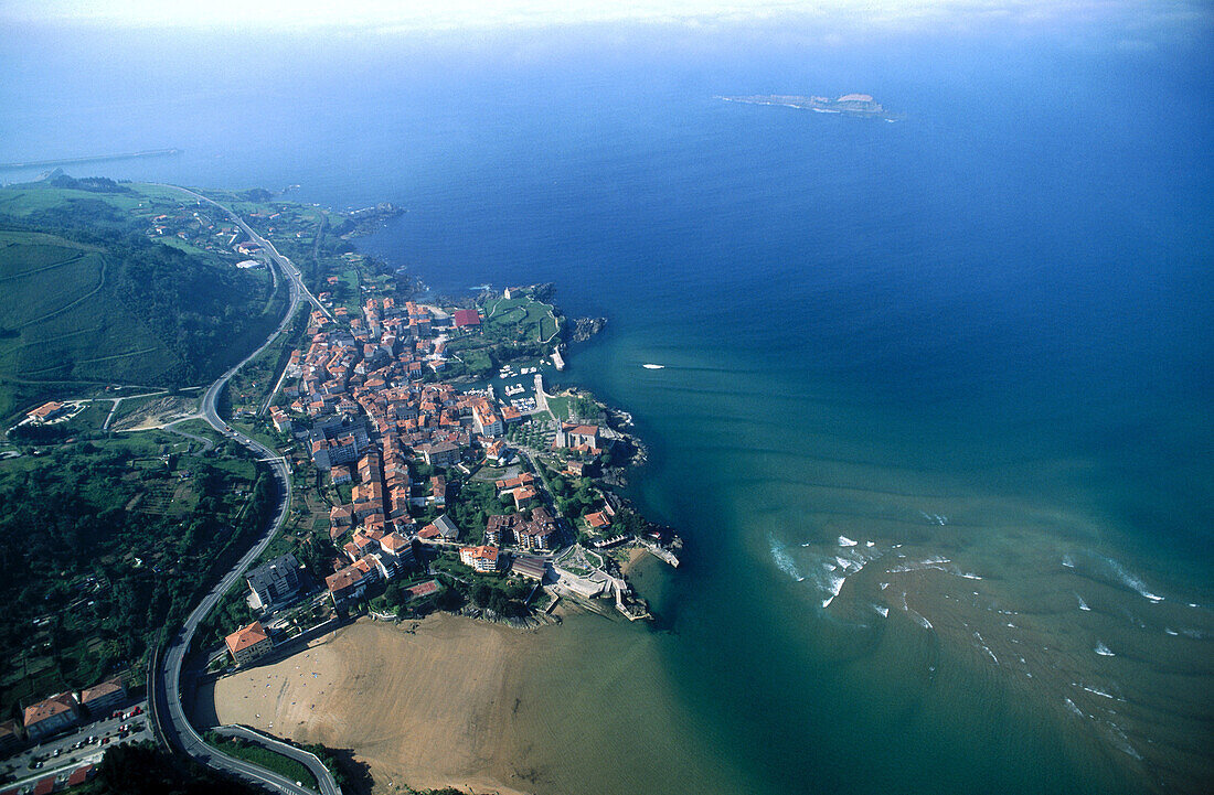 Mundaka and Izaro island. Biosphere Reserve. Urdaibai. Vizcaya. Euskadi. Spain.