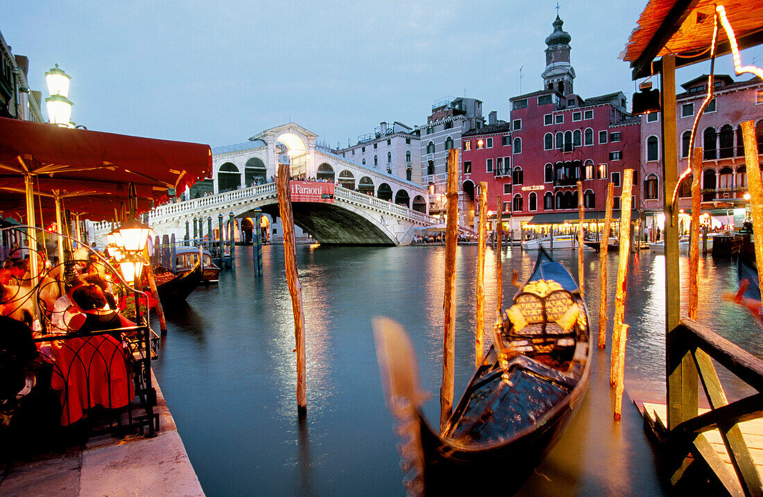 Rialto Bridge and Grand Canal at night. Venecia. Veneto. Italy