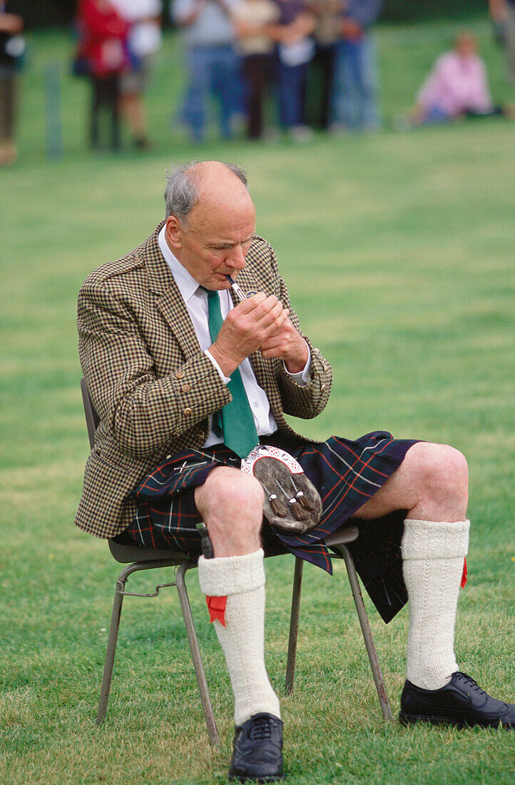 Man on typical scottish dress. Highlands. Scotland