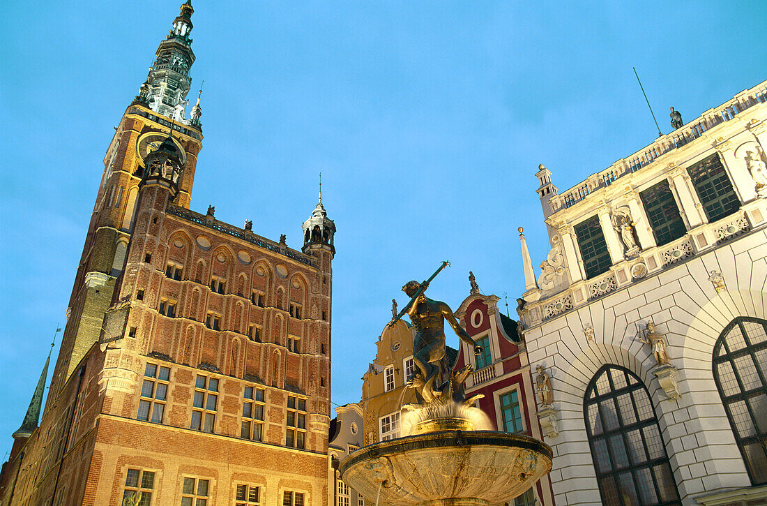 Town Hall (Ratusz Glownego Miasta) at Dlugi Targ (Long Market square), old town. Neptuno fountain and Artus house (Dwor Artusa). Gdansk. Pomerania. Poland