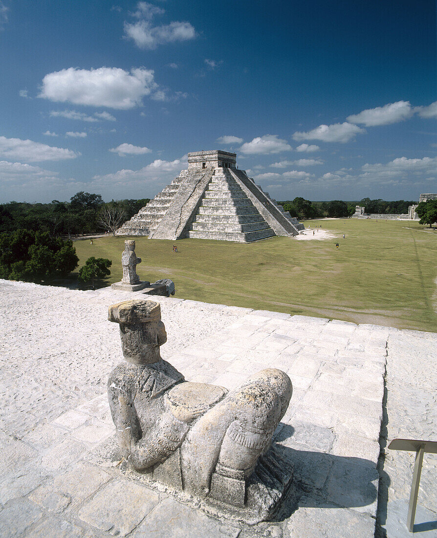 Chac-Mool Statue and the Castle. Chichén Itzá, Mexico