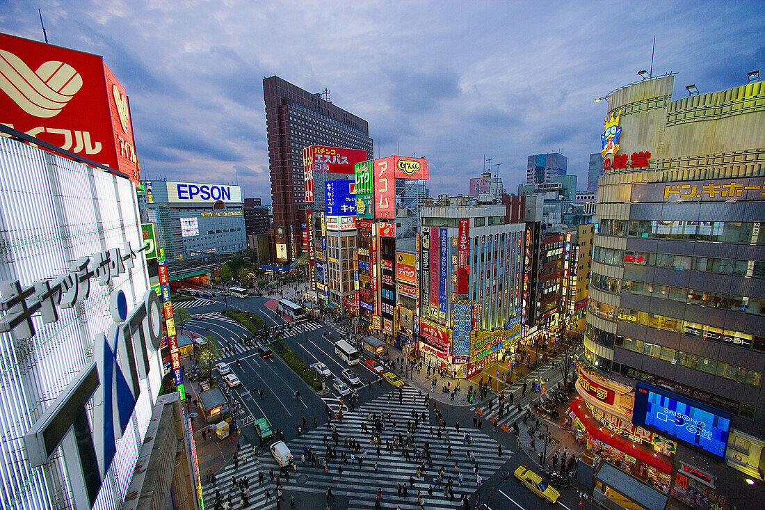 Shinjuku Avenue. Shinjuku District. Tokyo City. Japan. April 2006