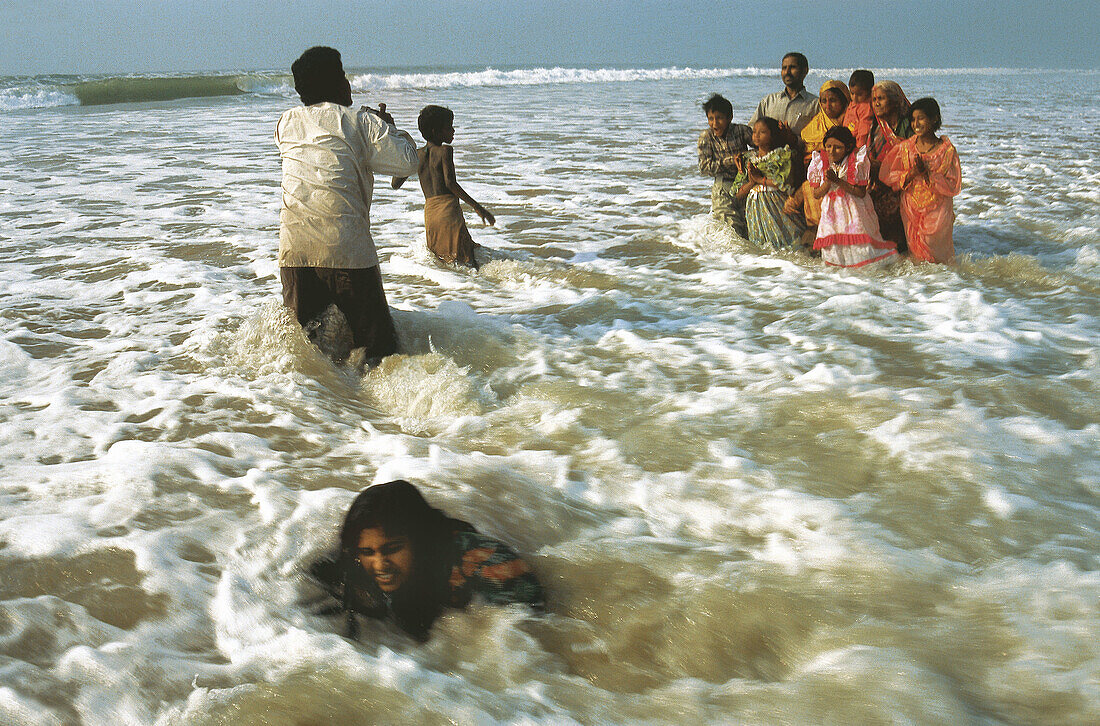  Asia, Asian, Asians, Bathe, Bathes, Bathing, Coast, Coastal, Color, Colour, Daytime, Ethnic, Ethnicity, Exterior, Families, Family, Foam, Foamy, Froth, Group, Groups, Horizontal, Human, India, Indian, Indians, Leisure, Outdoor, Outdoors, Outside, People,