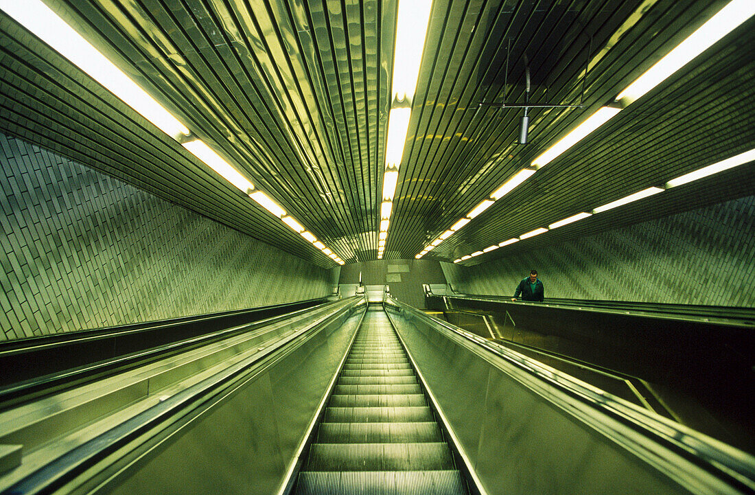 Subway, Roosevelt Island station. Manhattan. New York City. USA