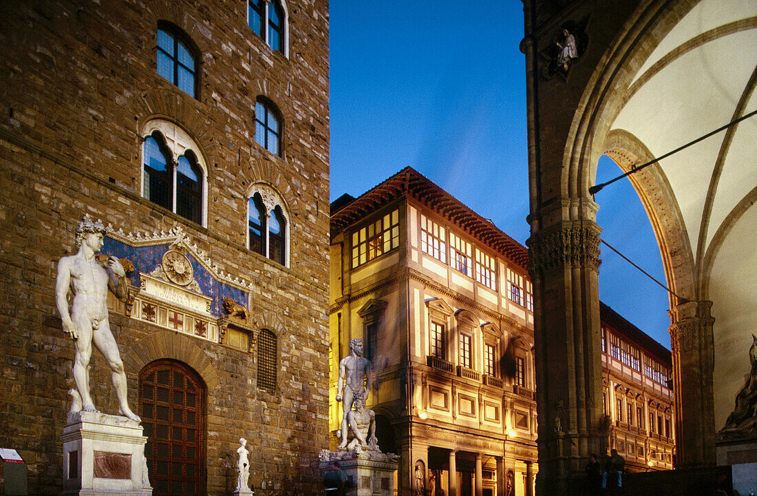 Piazza della Signoria: the copy of Michelangelo s David in front of Palazzo Vecchio (left), Uffizi Gallery (centre, in background) and Loggia dei Lanzi (right). Florence. Italy