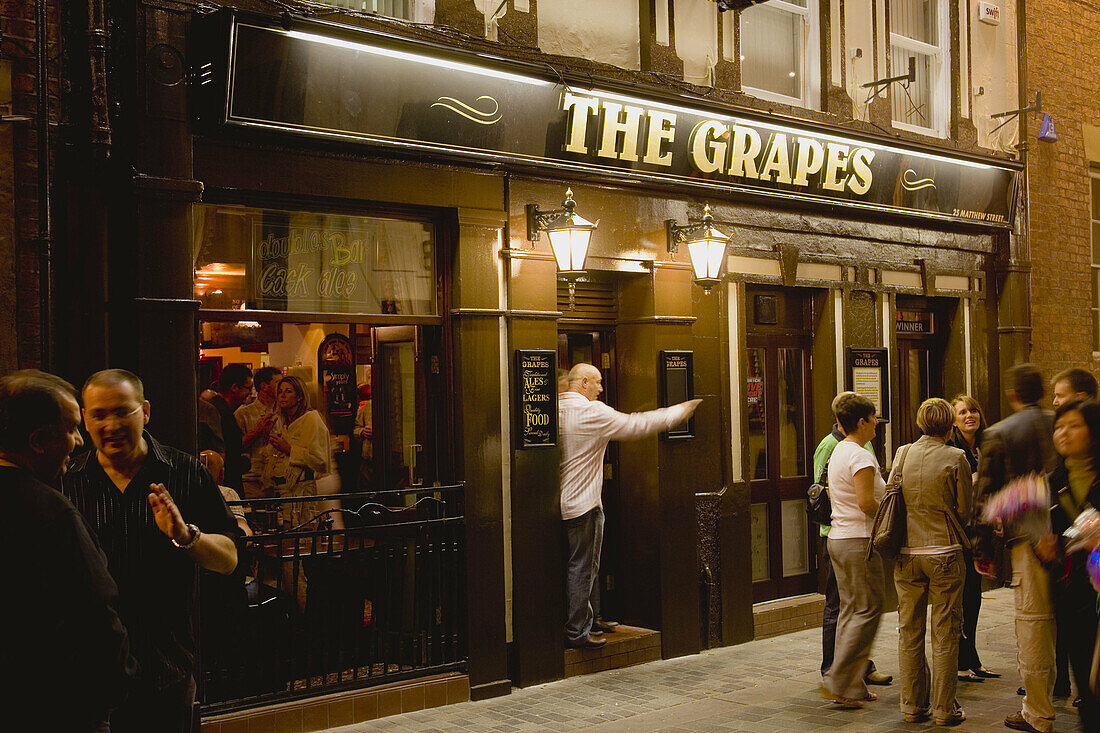 Cavern Quarter. Mathew Street. Exterior of The Grapes pub. Liverpool. England, UK