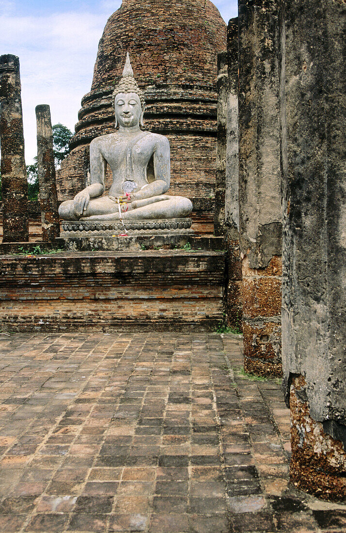 Buddha in Wat Sa-Si temple. Sukhothai Historical Park. Thailand.