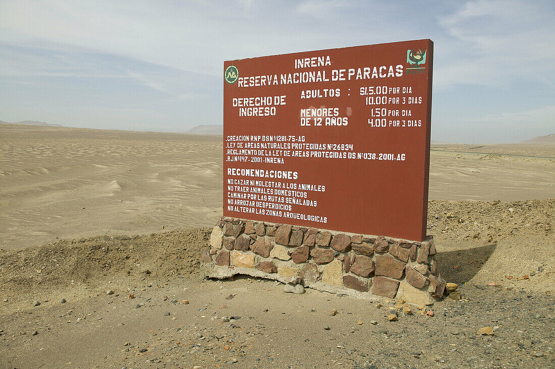 Information sign et Reserva Nacional de Paracas entrance. Peru.