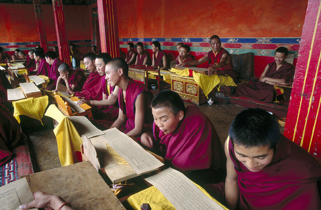 Monks. Jokhang temple. Lhasa. Tibet. China.