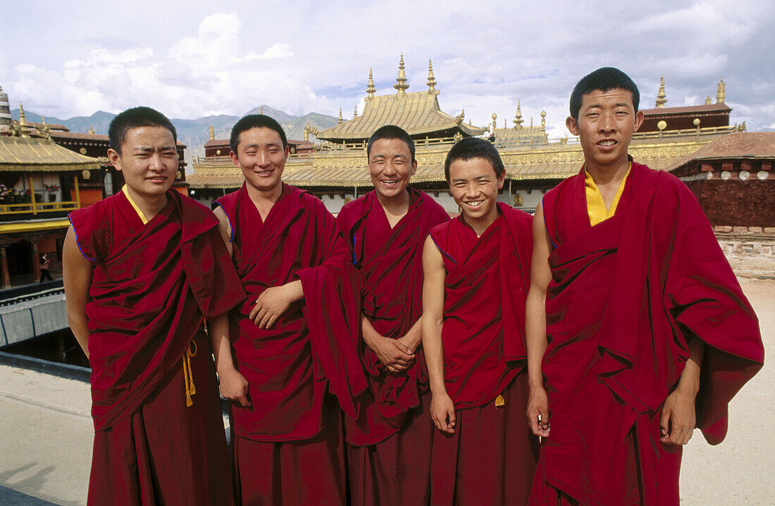 Monks. Jokhang temple. Lhasa. Tibet. China.