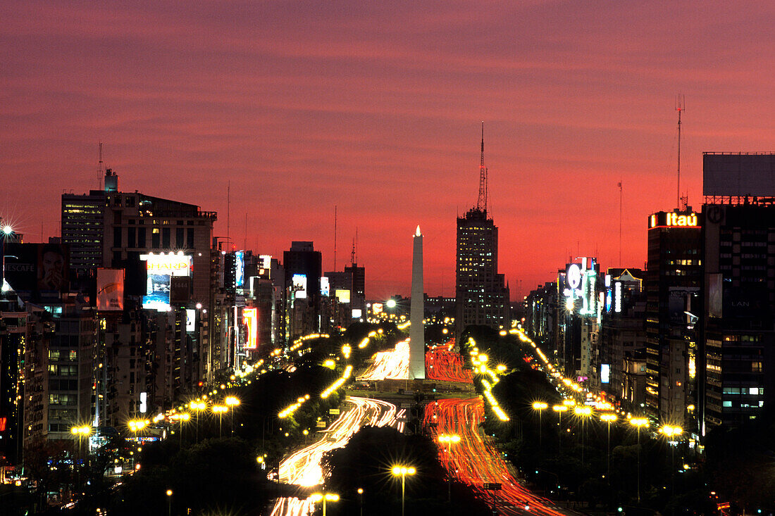 Die Hauptstraße Avenida 9 De Julio bei Nacht, Buenos Aires, Argentinien, Südamerika