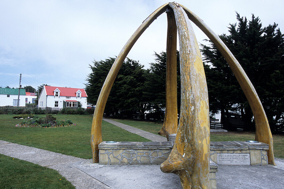 Skulptur aus Walknochen, Stanley, East Falkland, Falkland-Inseln, Südamerika