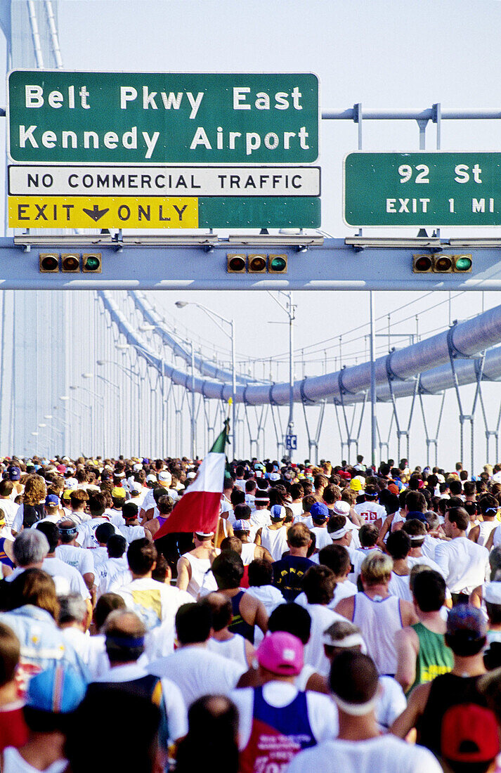 Marathon runners. Verrazano bridge. New York City. USA