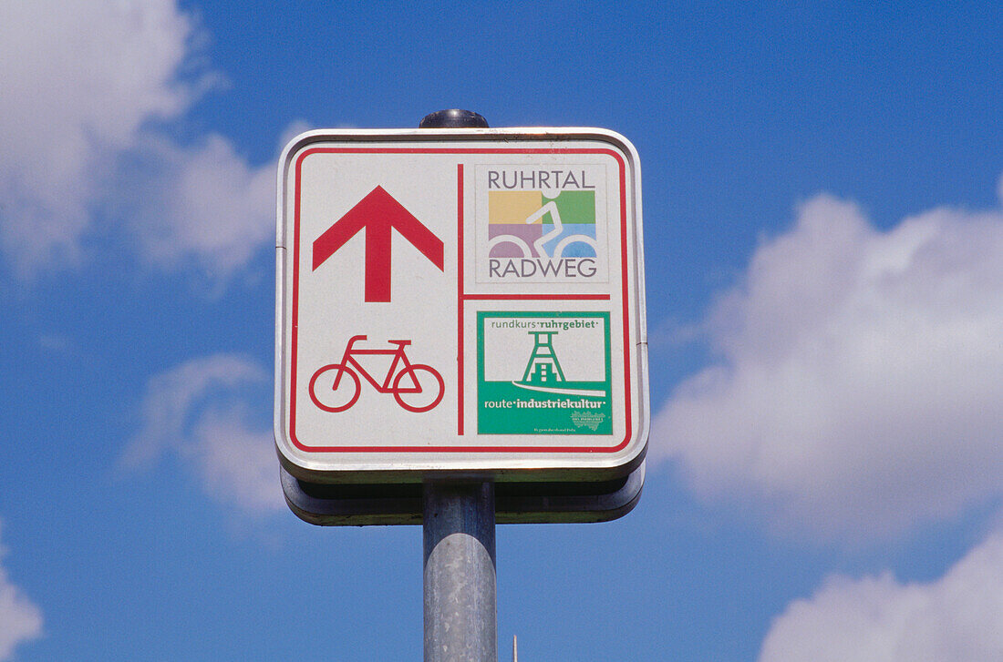 Sign post for a cycle path, Ruhr Valley, Ruhr, North Rhine Westphalia, Germany