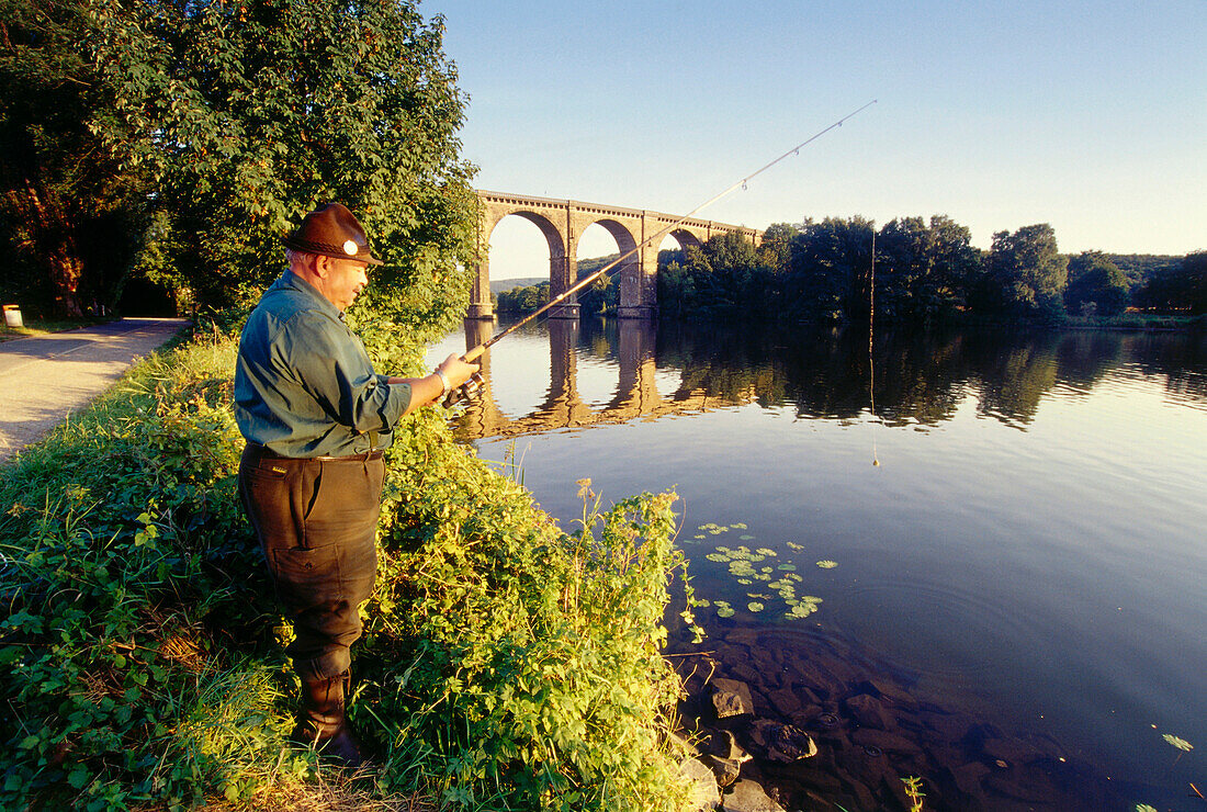 Angler beim Angeln, Eisenbahnviadukt im Hintergrund, Herdecke, Ruhrtal, Ruhr, Ruhrgebiet, Nordrhein Westfalen, Deutschland