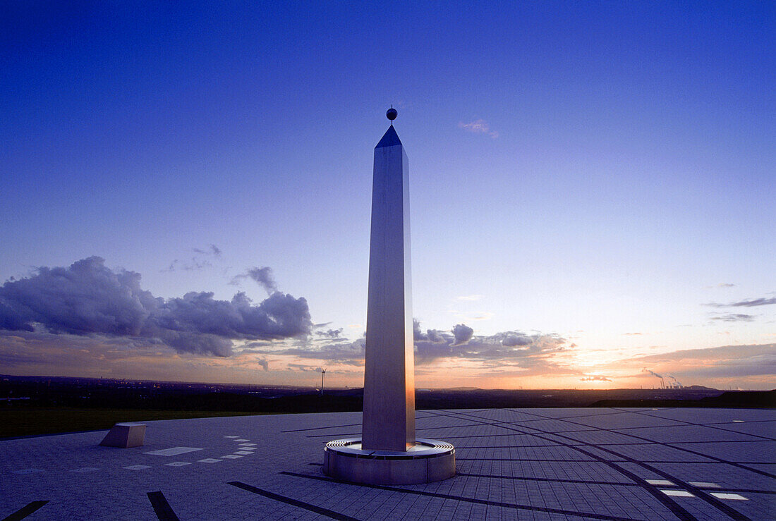 Sonnenuhr mit Obelisk, Halde Hoheward, Ruhr, Ruhrgebiet, Herten, Nordrhein Westfalen, Deutschland