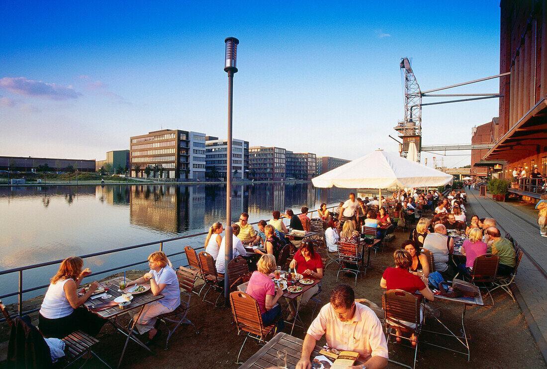 Gäste sitzen in einem Straßencafe, Innenhafen, Duisburg, Nordrhein-Westfalen, Deutschland