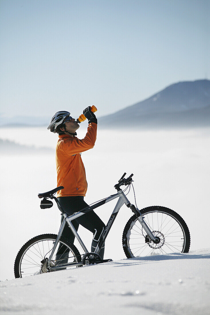 Mountainbiker trinkt aus einer Flasche, Steiermark, Östrreich