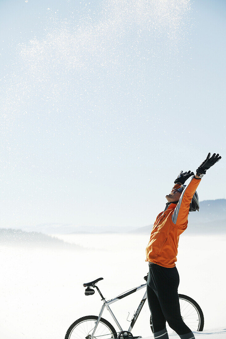 Mountainbiker wirft Schnee nach oben, Steiermark, Östrreich