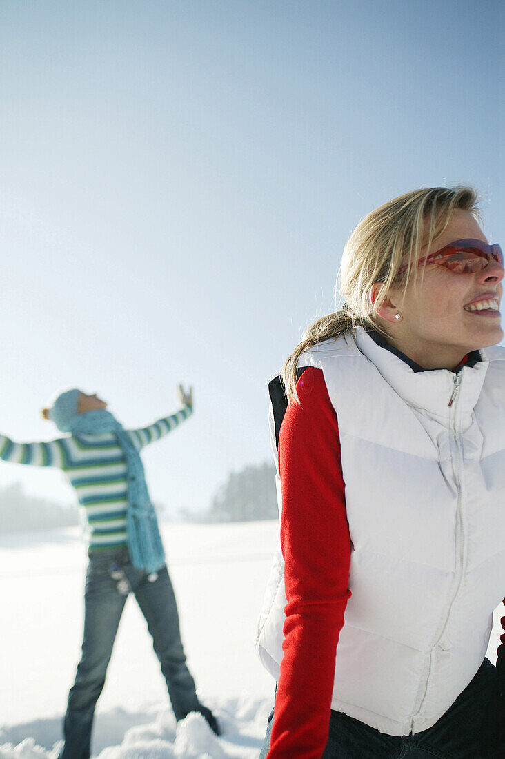 Zwei Frauen stehen im Schnee, Steiermark, Österreich