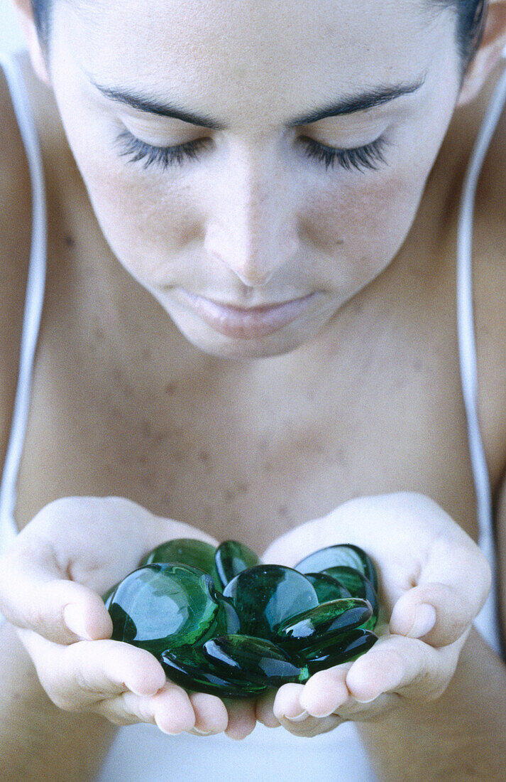 Frau mit grünen Steinen