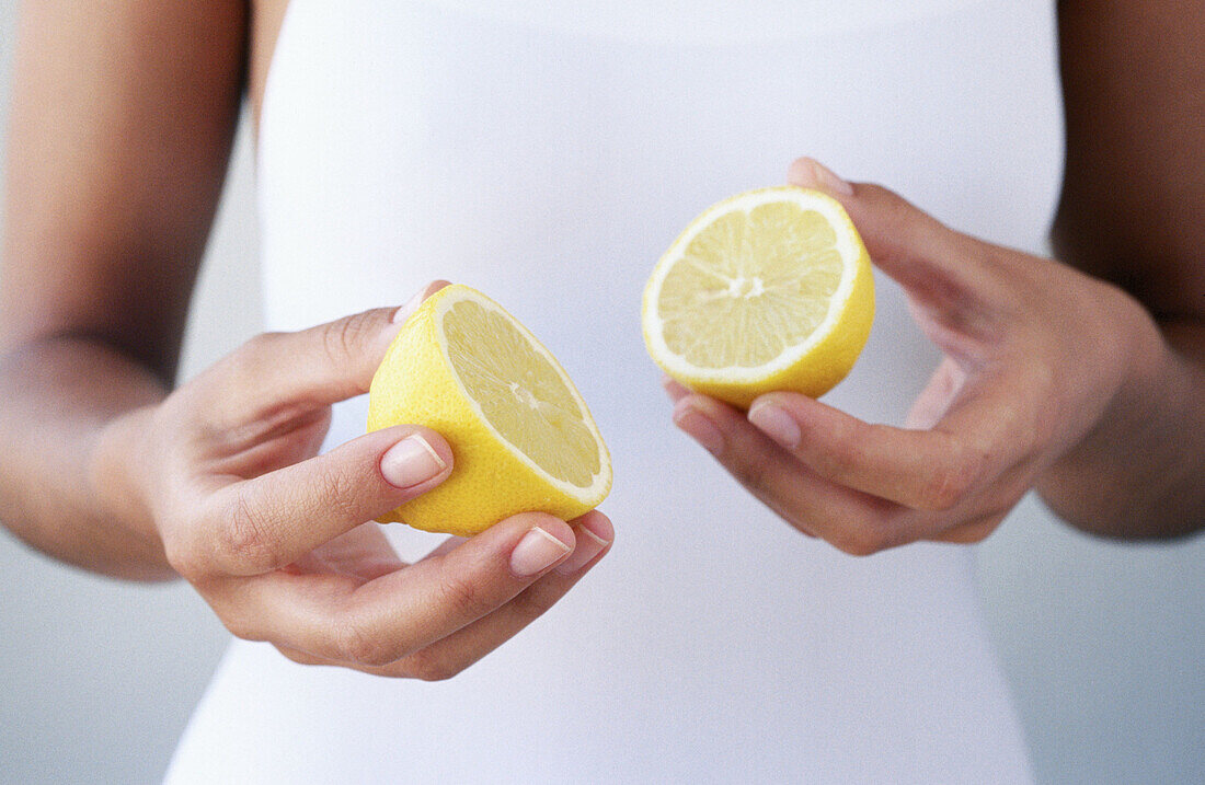  Eine Person, Eins, Ernährung, Erwachsene, Erwachsener, Farbe, Frau, Frauen (nur), Frauen, Frucht, Früchte, Gesunde Ernährung, Hälfte, Hälften, Halten, Hand, Hände, Horizontal, Innen, Mensch, Menschen, Nahaufnahme, Nahaufnahmen, Nahrung, Nahrungsmittel, O