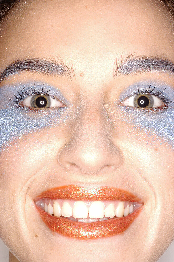 Frau mit farbenfrohem Make up