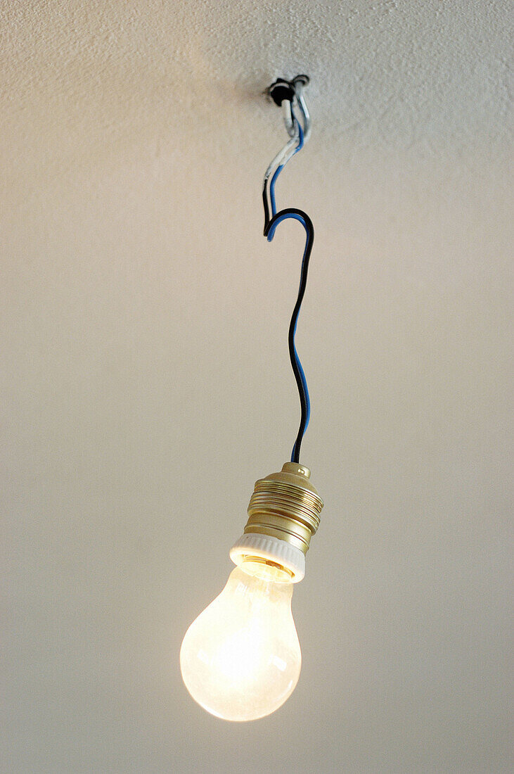  Close up, Close-up, Closeup, Color, Colour, Concept, Concepts, Electricity, Hang, Hanging, Illumination, Indoor, Indoors, Inside, Interior, Light, Light bulb, Light bulbs, Lightbulb, Lightbulbs, Lighting, Object, Objects, One, One item, Thing, Things, Tu