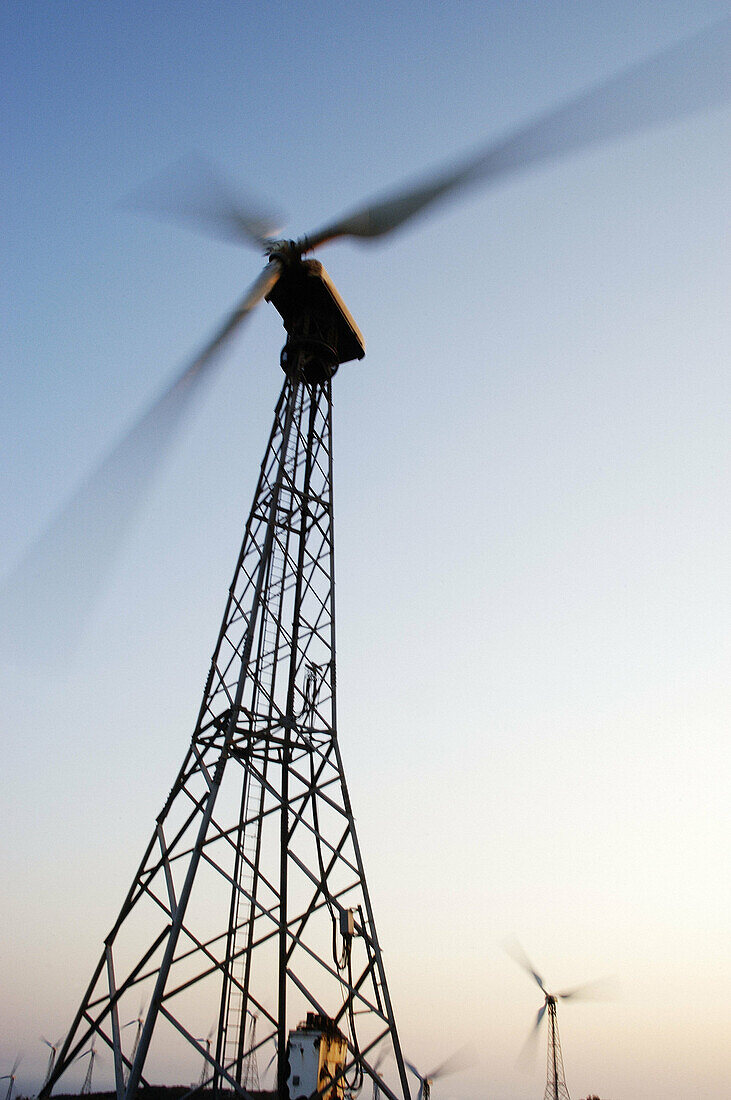  Aussen, Außen, Bewegung, Drehen, Erneuerbare Energien, Farbe, Froschperspektive, Höhe, Industrie, Industriell, Natürliche ressourcen, Naturschätze, Tageszeit, Umwelt, Unscharf, Vertikal, Verwischt, Wind, Windfarm, Windfarmen, Windkraft, Windpark, Windpar