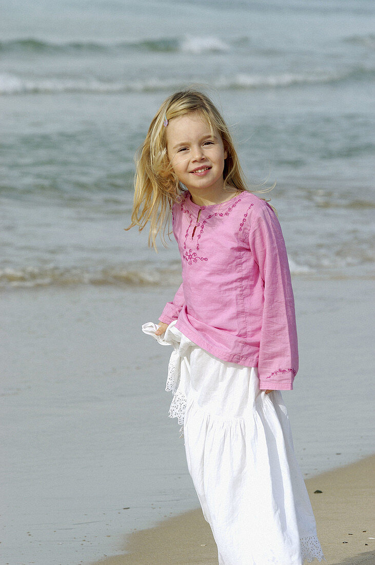  Children, Coast, Coastal, Color, Colour, Contemporary, Daytime, Exterior, Fair-haired, Female, Girl, Girls, Human, Infantile, Innocence, Innocent, Kid, Kids, Knees-up, Leisure, Looking at camera, On