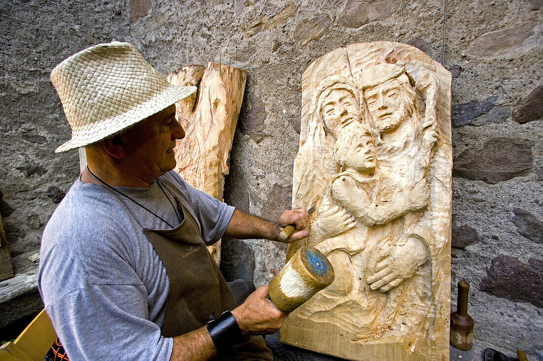 Dal Medioevo al Terzo Millennio Exhibition. The wood-carver Gianmario Monella at work. Sellero. Lombardia-Valcamonica. Italy.