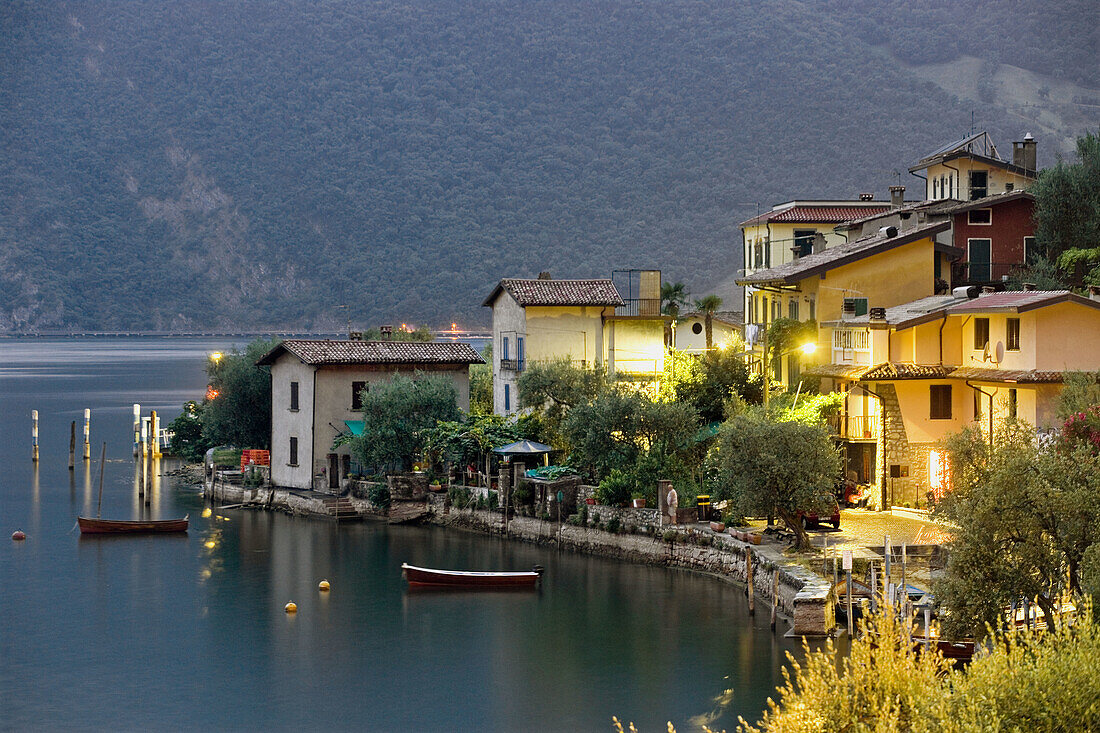 Italien, Lombardei. Blick auf Sensole, Iseo See