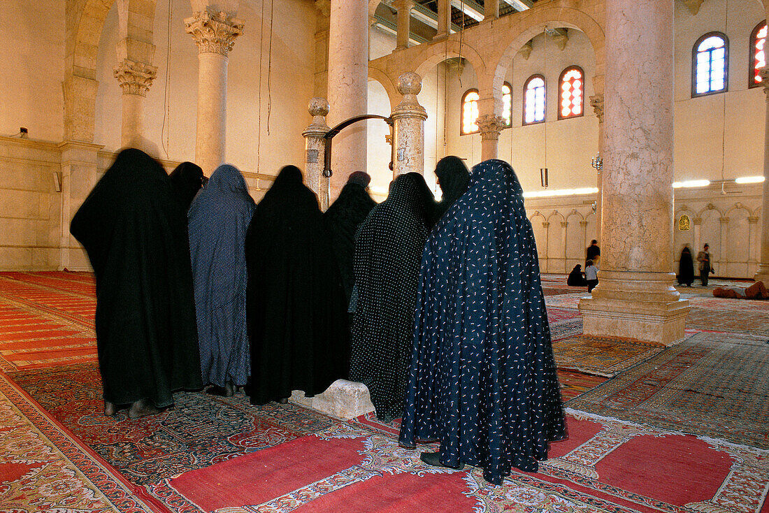 Iranian women. Ommeyade Mosque. Damascus. Syria