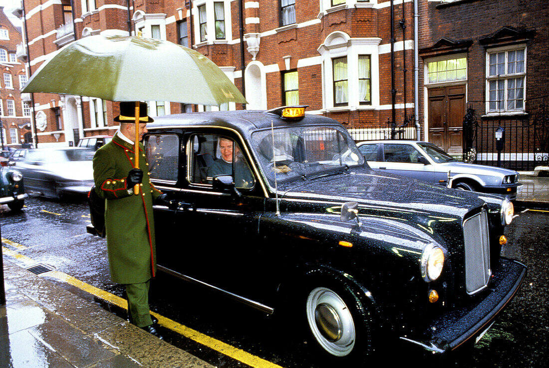 Harrod s green man and cab. London. England