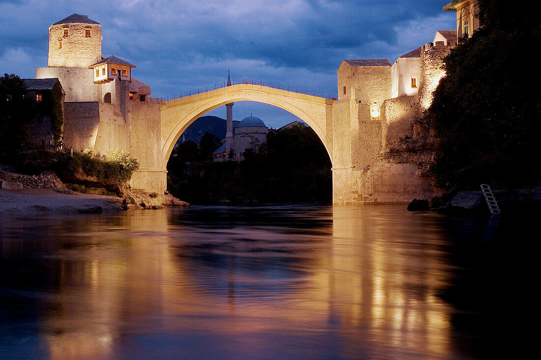 Bosnia-hercegovina. Mostar, old bridge (reconstructed). Stari Most at dusk