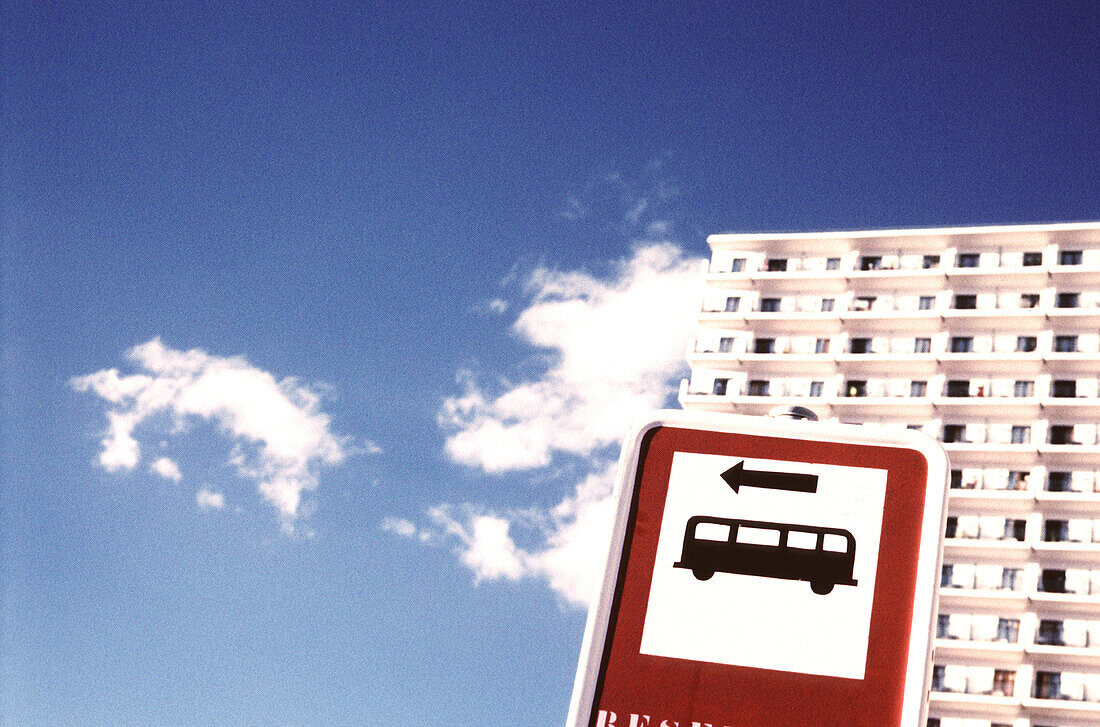  Aussen, Blau, Blauer Himmel, Bus, Busse, Detail, Details, Draussen, Farbe, Feiertage, Ferien, Gebäude, Himmel, Horizontal, Information, Konzept, Konzepte, Parking, Parkplatz, Parkplätze, Pfeil, Pfeile, Richtung, Schild, Schilder, Stadt, Städte, Städtisch