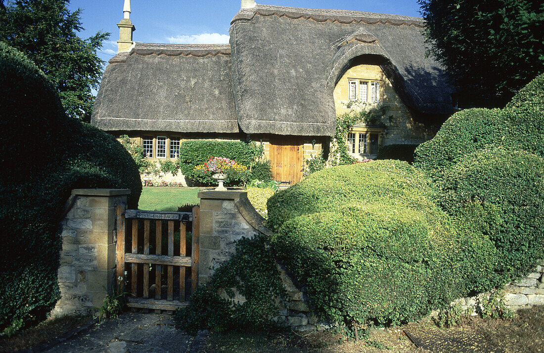 Cottage in Chipping Campden village. Cotswolds, England