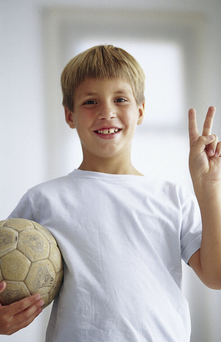 ian, Child, Childhood, Children, Children only, Color, Colour, Concept, Concepts, Contemporary, Content, Contentment, Daytime, Facial expression, Facial expressions, Gesture, Gestures, Gesturing, Grin