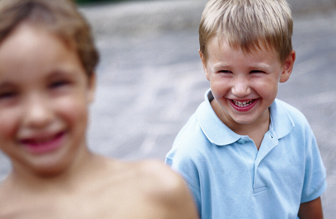  Child, Childhood, Children, Color, Colour, Companion, Companions, Complicity, Contemporary, Daytime, Exterior, Facial expression, Facial expressions, Friend, Friends, Friendship, Fun, Happiness, Hap