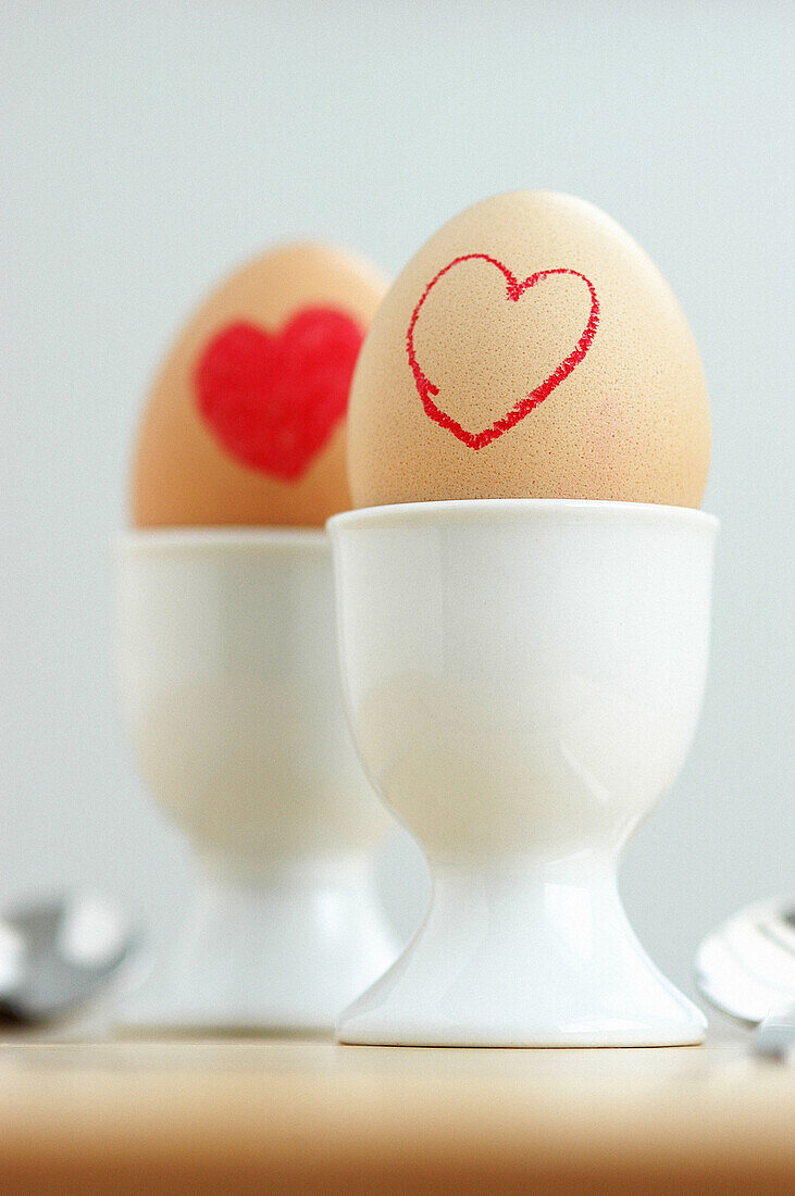  Aliment, Aliments, Amusing, Bond, Bonding, Bonds, Close up, Close-up, Closeup, Color, Colour, Concept, Concepts, Couple, Couples, Egg, Egg cup, Egg cups, Eggs, Food, Funny, Heart, Hearts, Indoor, Indoors, Inside, Interior, Love, Lunch, Lunches, Meal, Mea
