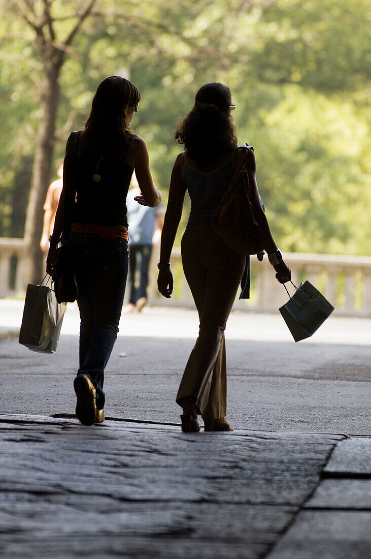  Adult, Adults, Anonymous, Back view, Bag, Bags, Business, City, Color, Colour, Contemporary, Daytime, Exterior, Female, Friend, Friends, Friendship, Full-body, Full-length, Handbag, Handbags, Hold, Holding, Human, Motion, Movement, Moving, Outdoor, Outdo