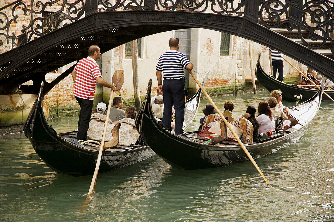  Back view, Boat, Boats, Bridge, Bridges, Canal, Canals, Cities, City, Cityscape, Cityscapes, Color, Colour, Daytime, Europe, Exterior, Gondola, Gondolas, Gondolier, Gondoliers, Grand Canal, Italy, Motion, Movement, Moving, Outdoor, Outdoors, Outside, Rea