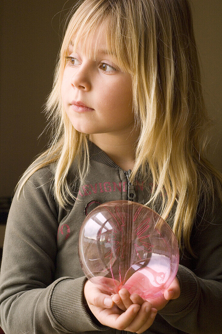  Absorbed, Blonde, Blondes, Caucasian, Caucasians, Child, Childhood, Children, Color, Colour, Contemporary, Daytime, Facial expression, Facial expressions, Fair-haired, Female, Girl, Girls, Hold, Holding, Human, Indoor, Indoors, Infantile, Interior, Kid, 