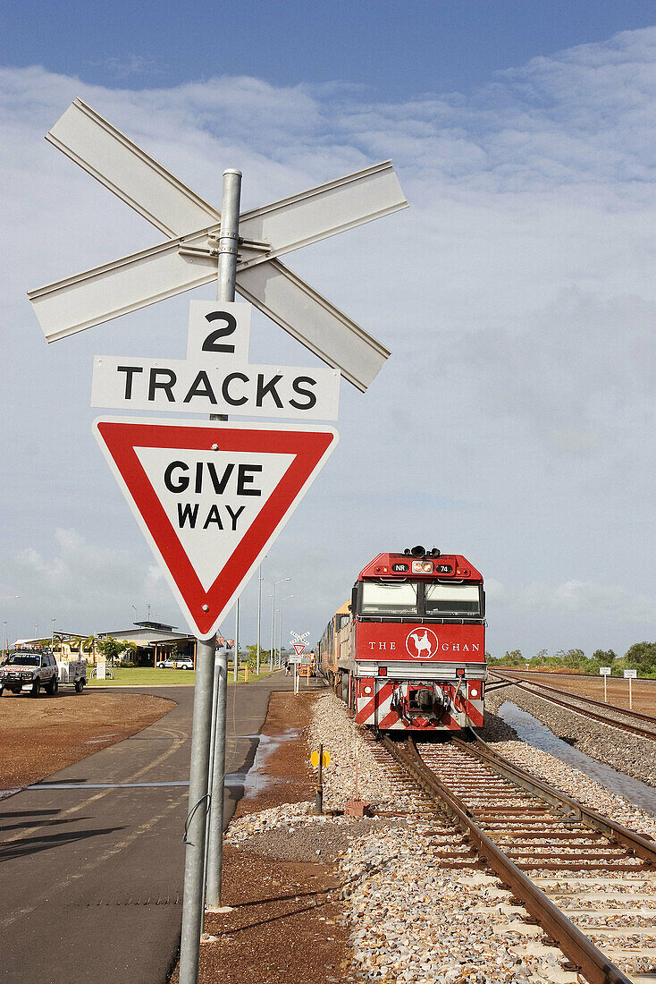  Australia, Color, Colour, Darwin, Daytime, Deserted, Engine, Engines, Exterior, Give way, Industrial, Industry, Locomotive, Locomotives, Nobody, Northern Territory, Oceania, Outdoor, Outdoors, Outside, Platform, Platforms, Railroad, Railroads, Railway, R