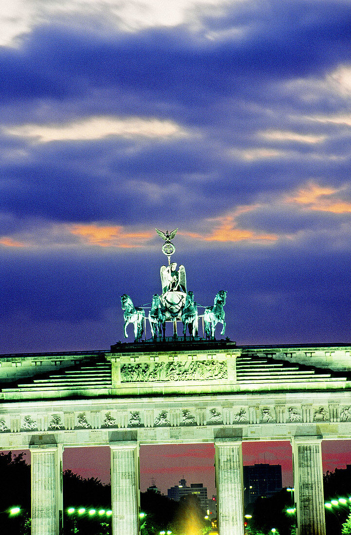 Brandenburg gate at dusk, elevated view . The iconic berliner monument was built in 1794 by the architect Langhans and the top bronze quadrige (four bronze horses char) by the sculptor Schadow. Berlin. Germany