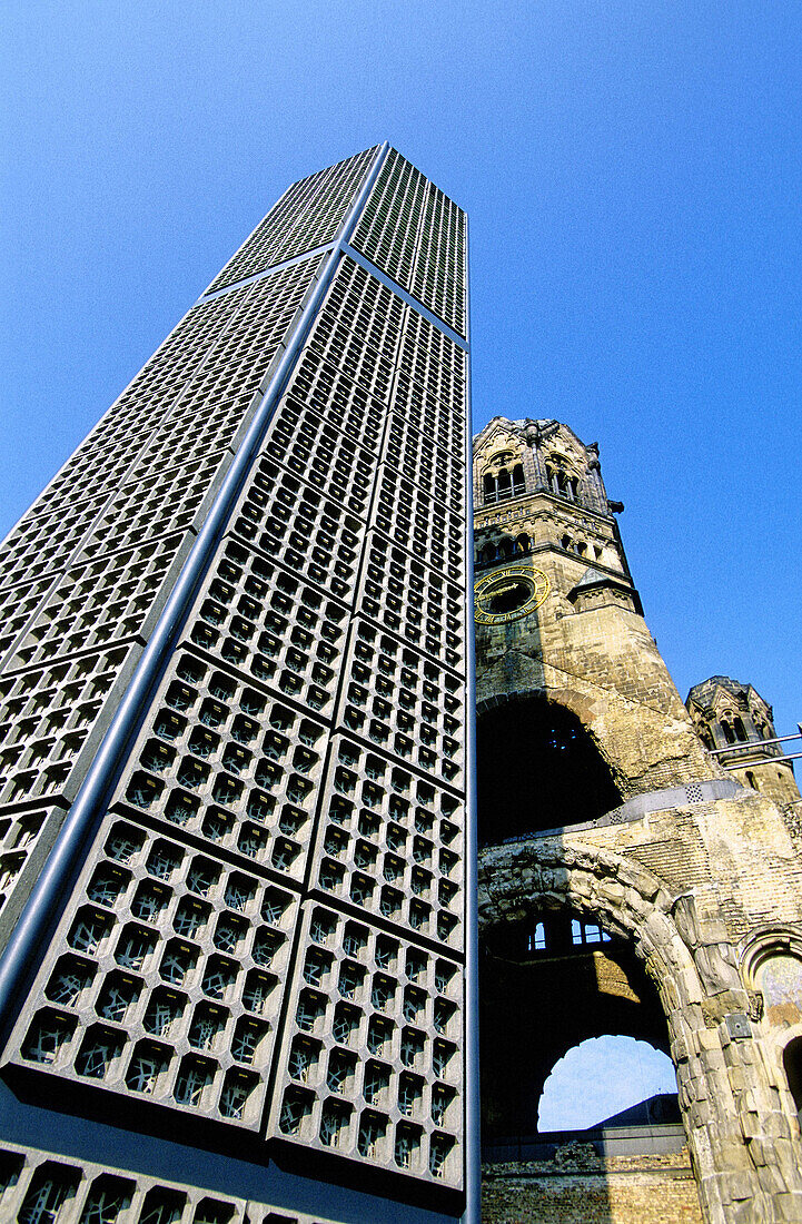 Kayser Wilhem Gedachniskirche (memory church) built in 1895 and bombed during World War II, now a war disaster symbol. New part built in 1965 by architect Egon Eiermann. Breidscheidplatz. Berlin. Germany