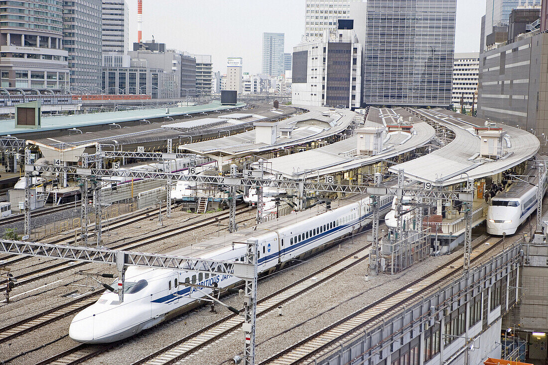 View on the Tokyo Station railroads from the Marunouchi Four Seasons luxury Hotel in the Pacific Century Tower. Marunouchi.Tokyo. Japan