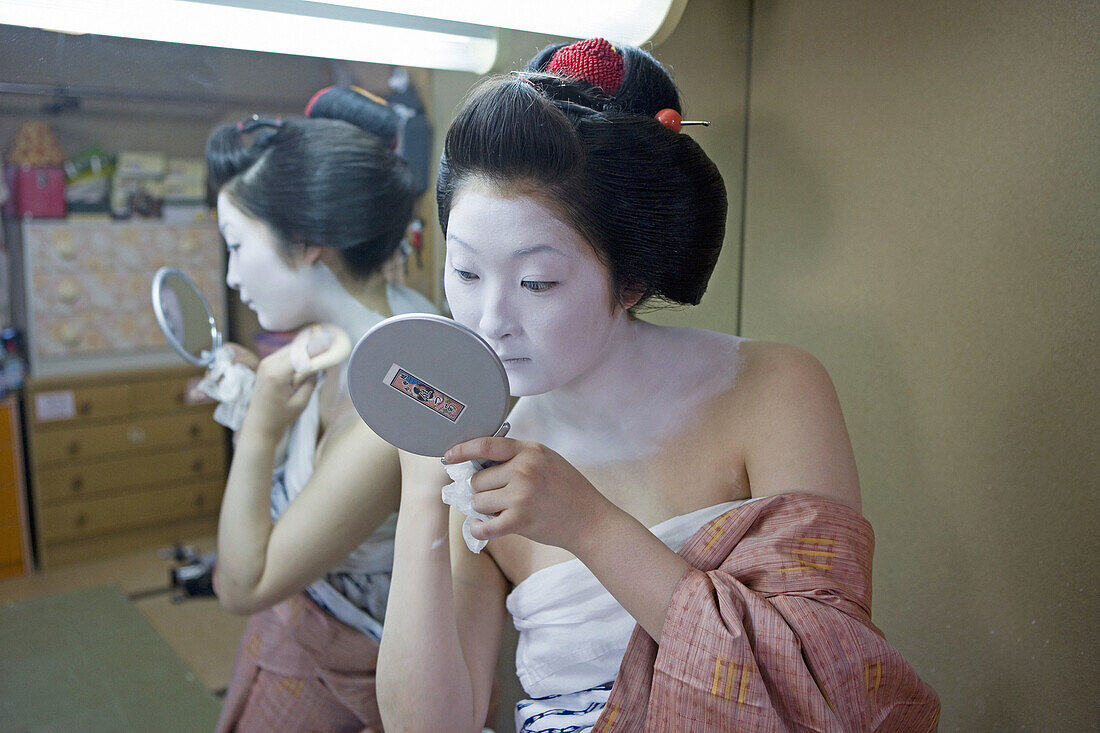 Maiko (geisha apprentice) from the Odamoto tea house (o-chaia) in Gion, Kyoto. Kansai, Japan